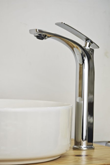 حنفية مغسلة أرضية كروم بتصميم انسيابي فاخر